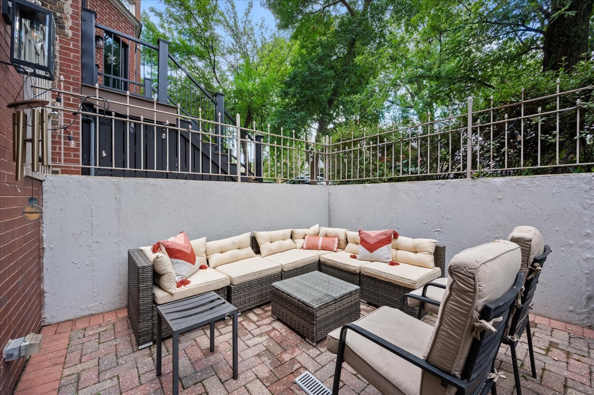 2140 W Haddon Avenue Unit: 1E