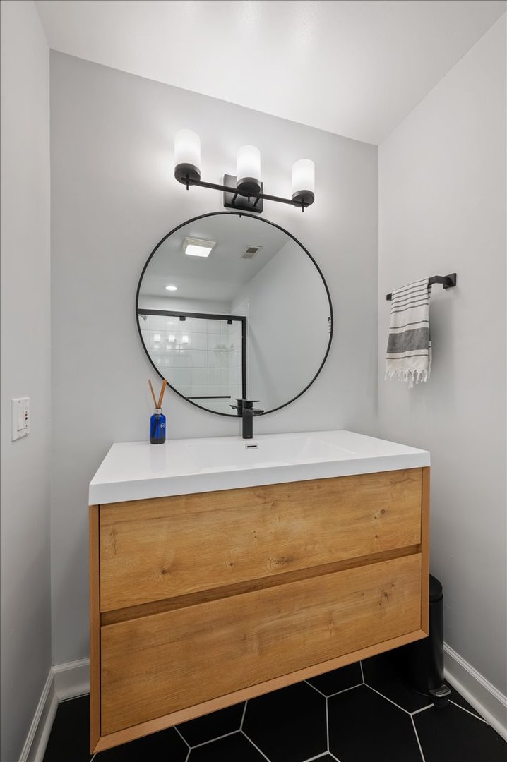 2140 W Haddon Avenue Unit: 1E
