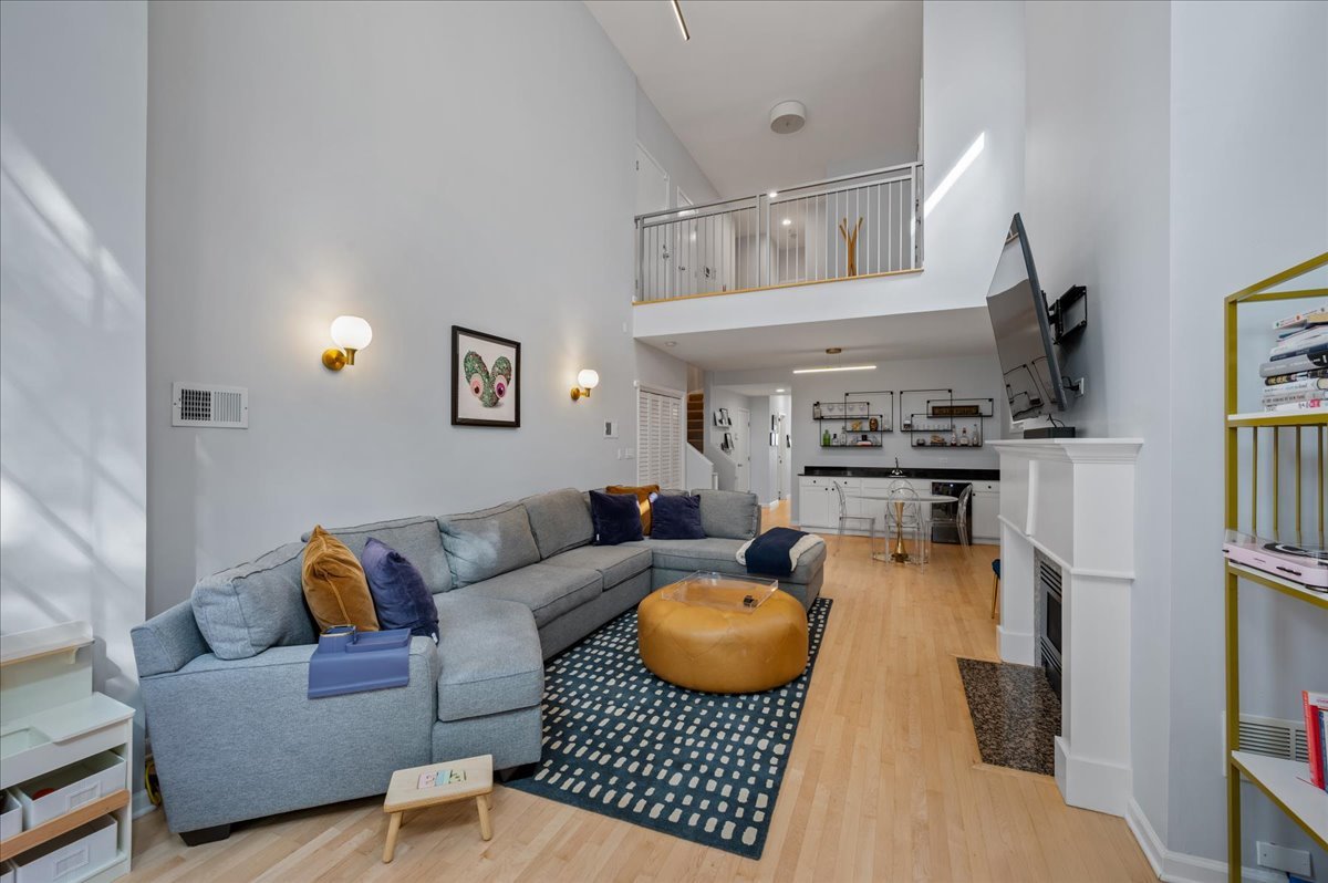2140 W Haddon Avenue Unit: 1E