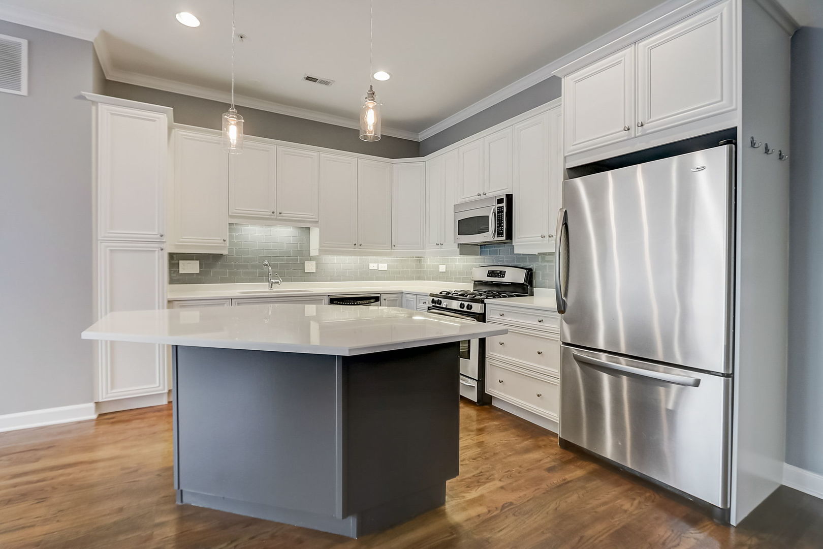 819 Foster Street Unit: 3N
