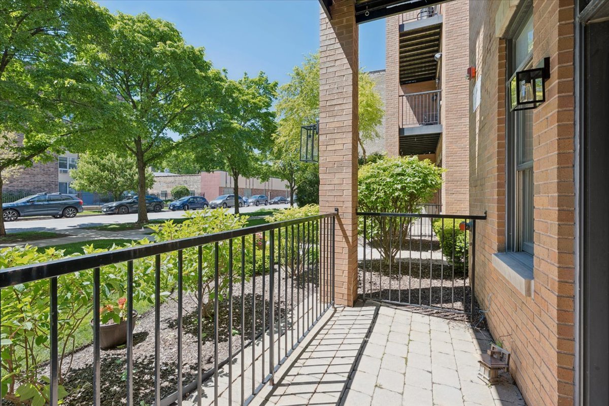 819 Foster Street Unit: 1S