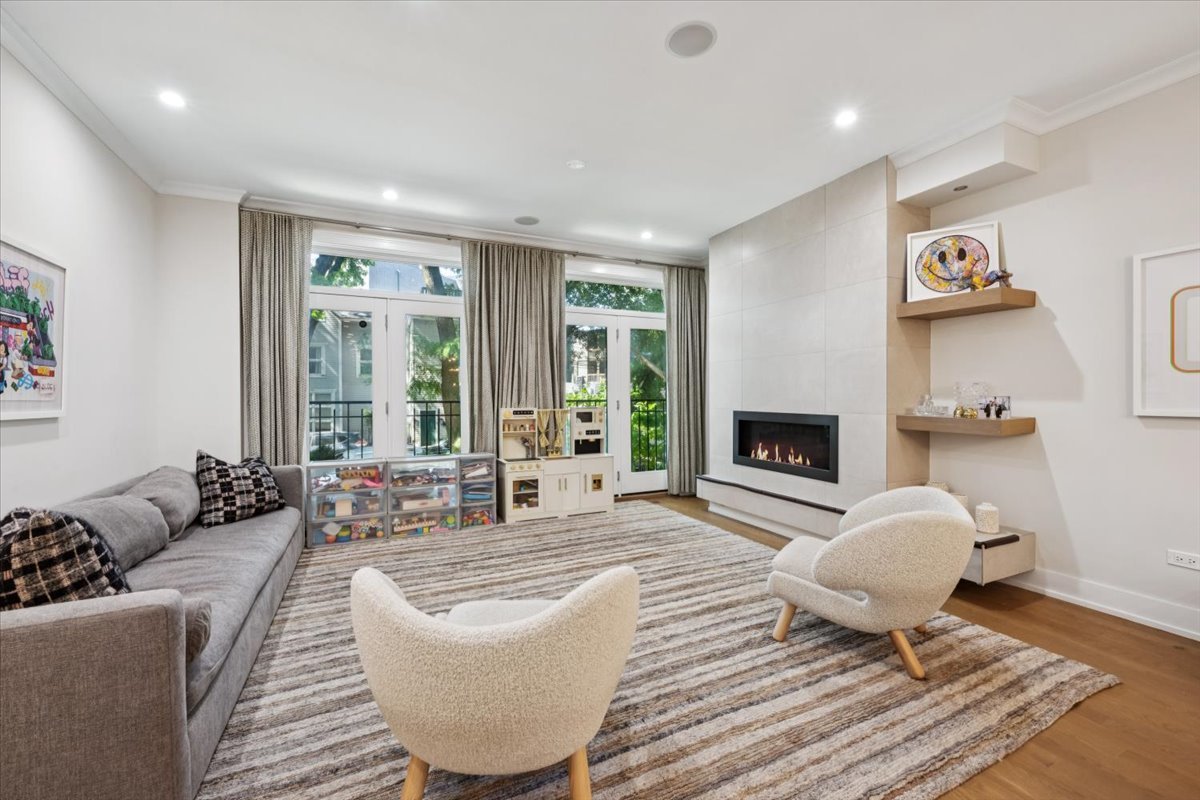 925 W Montana Street Unit: 1E