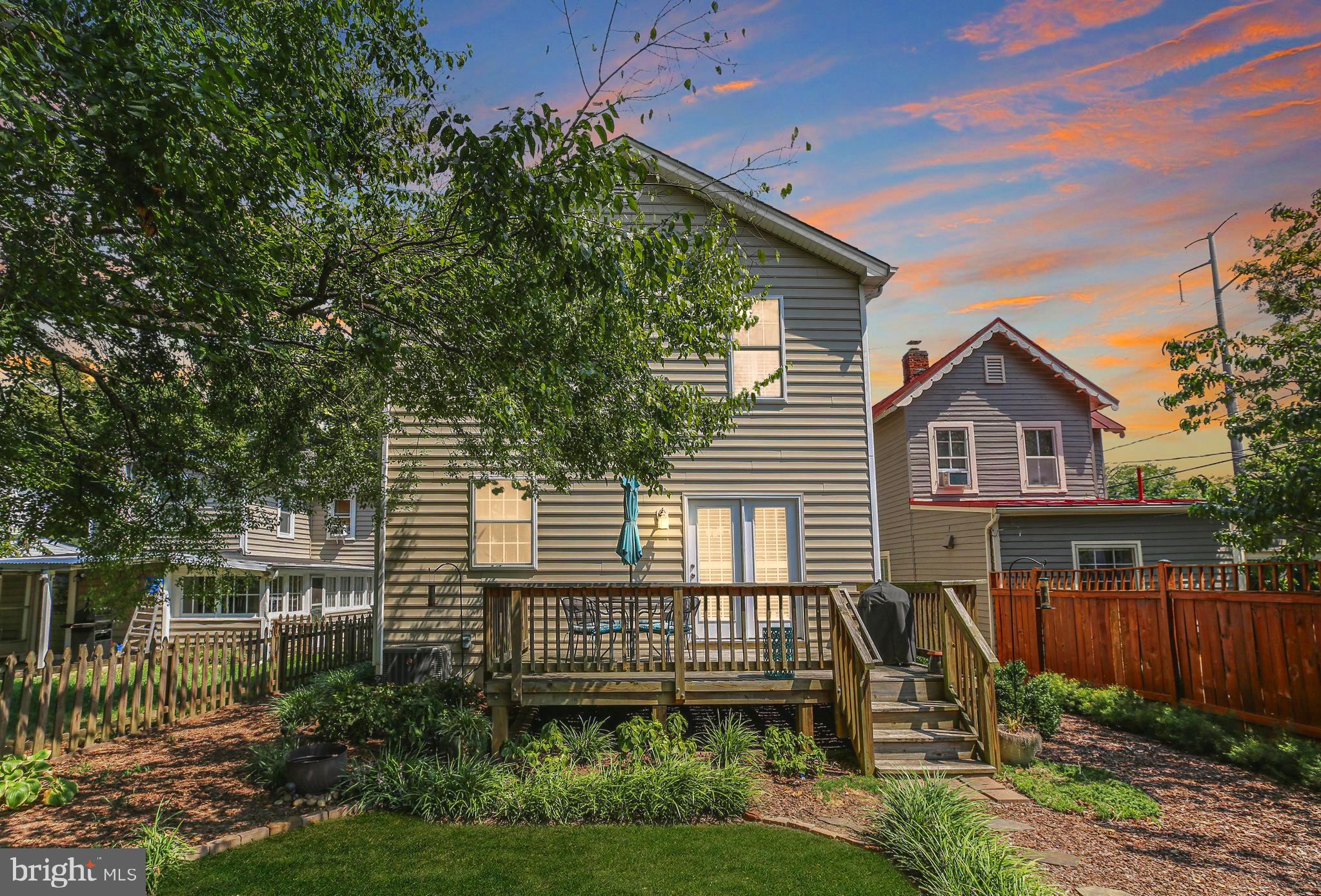 2618 CAROLINE STREET