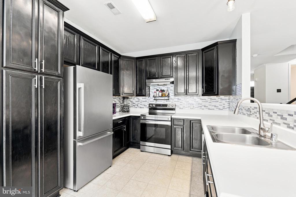 5200 DRAKES COURT
