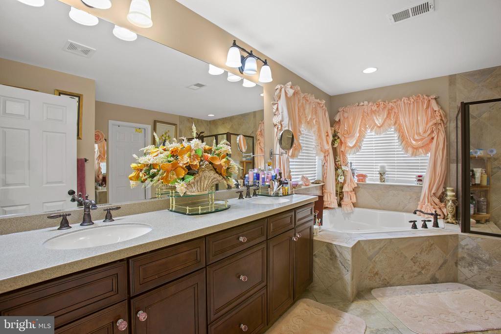 6109 BLACK OAK COURT