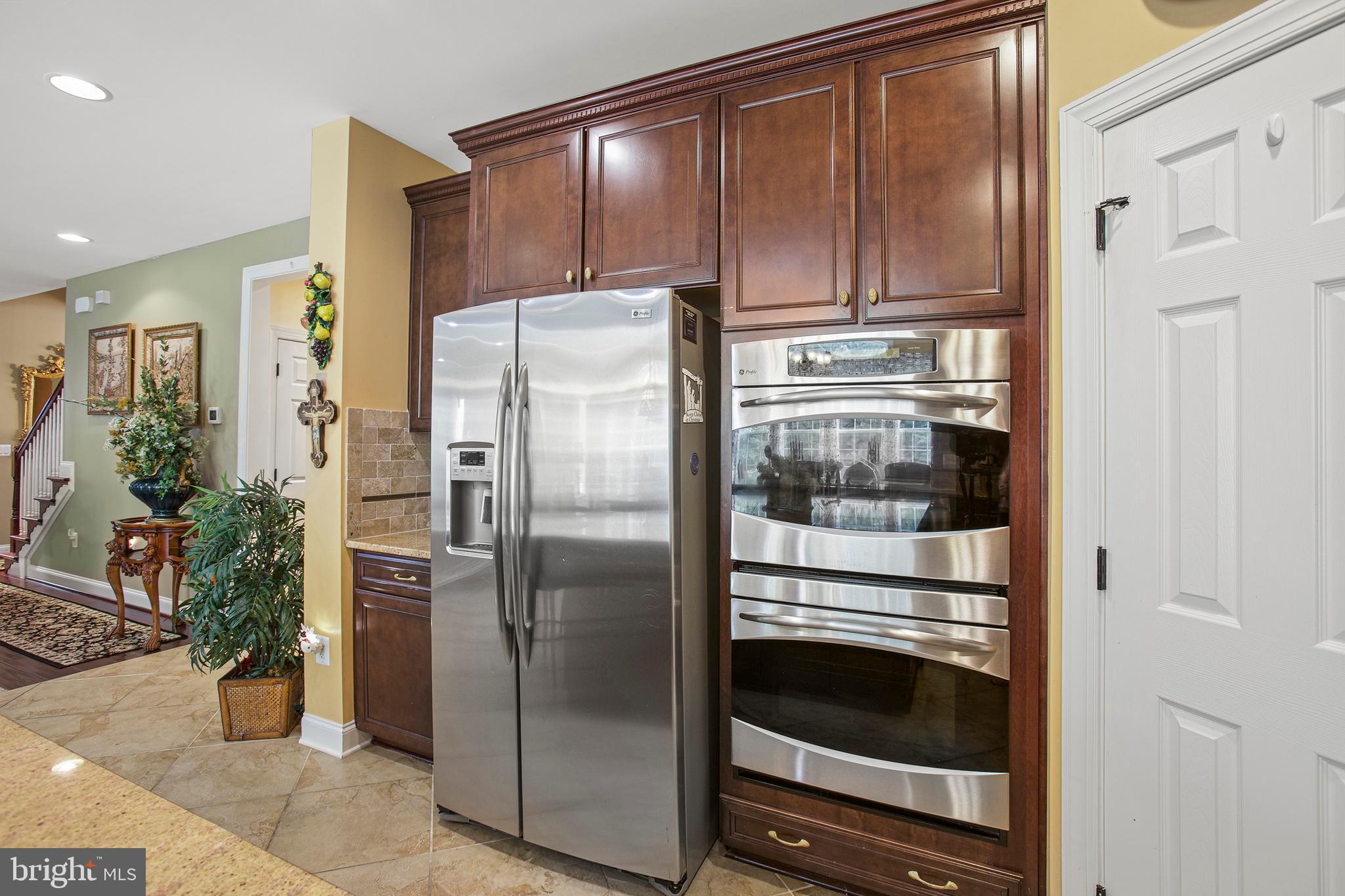 6109 BLACK OAK COURT