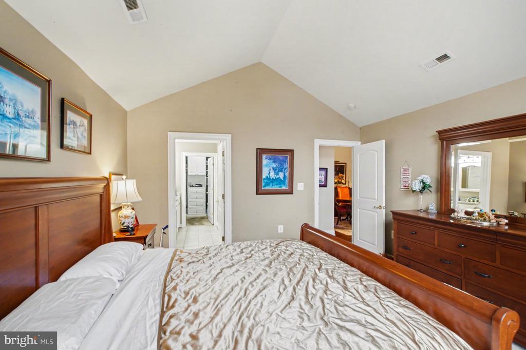 6223 AUTUMN LEAF DRIVE