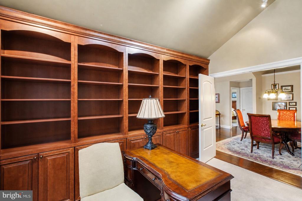 6223 AUTUMN LEAF DRIVE