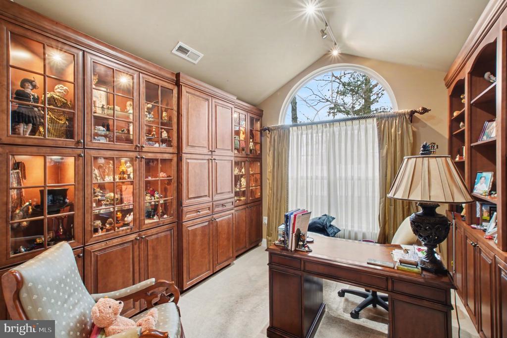6223 AUTUMN LEAF DRIVE