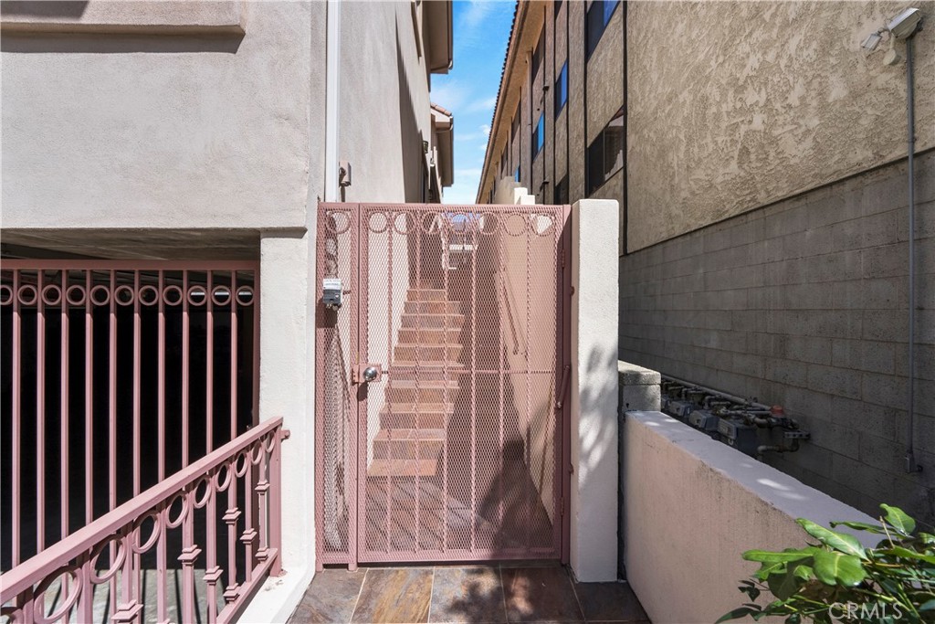 220 N Valley Street 102