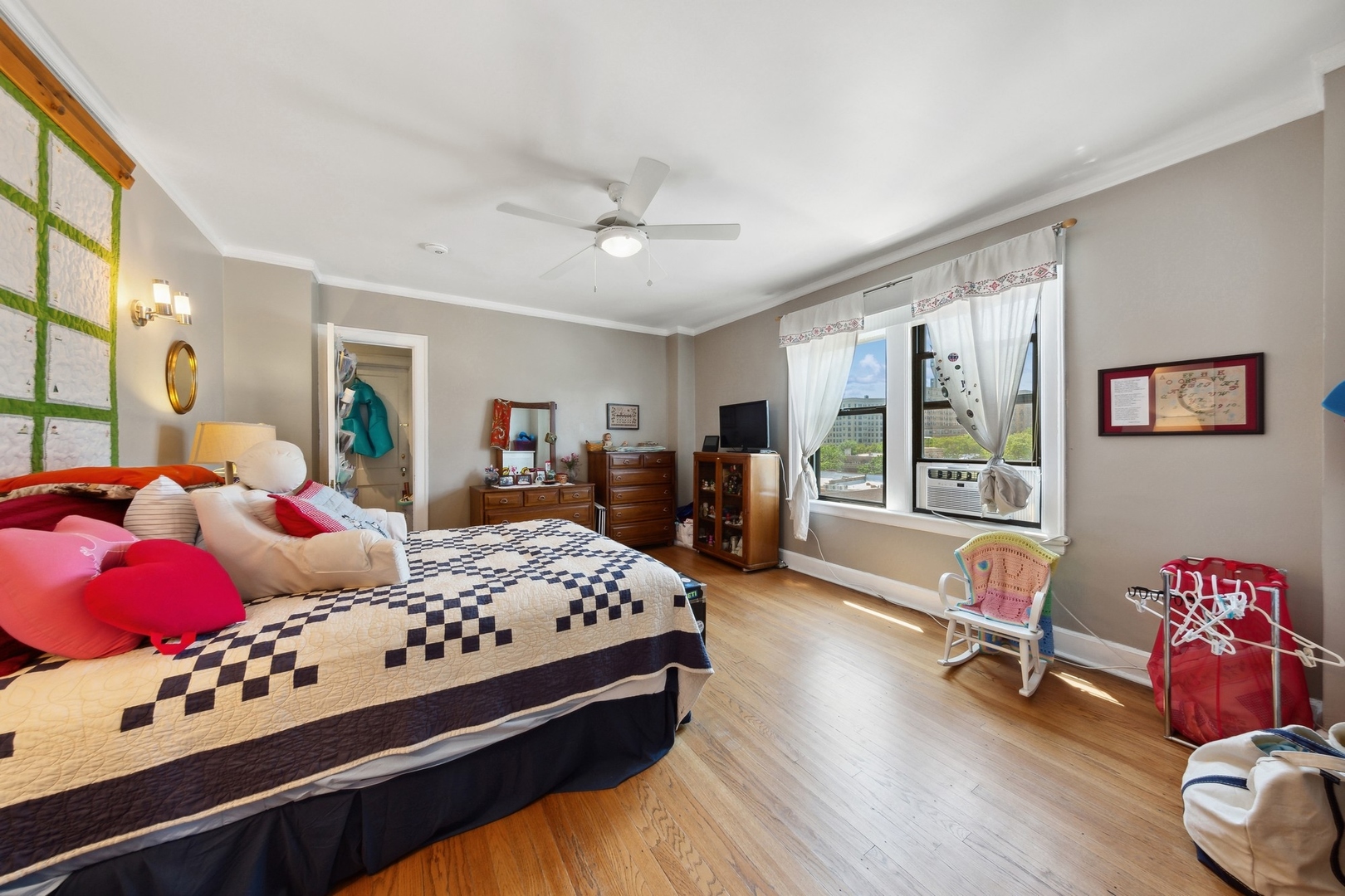 1755 E 55th Street Unit: 601