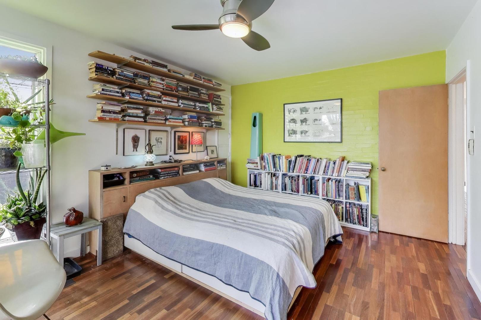 5551 S University Avenue Unit: 3