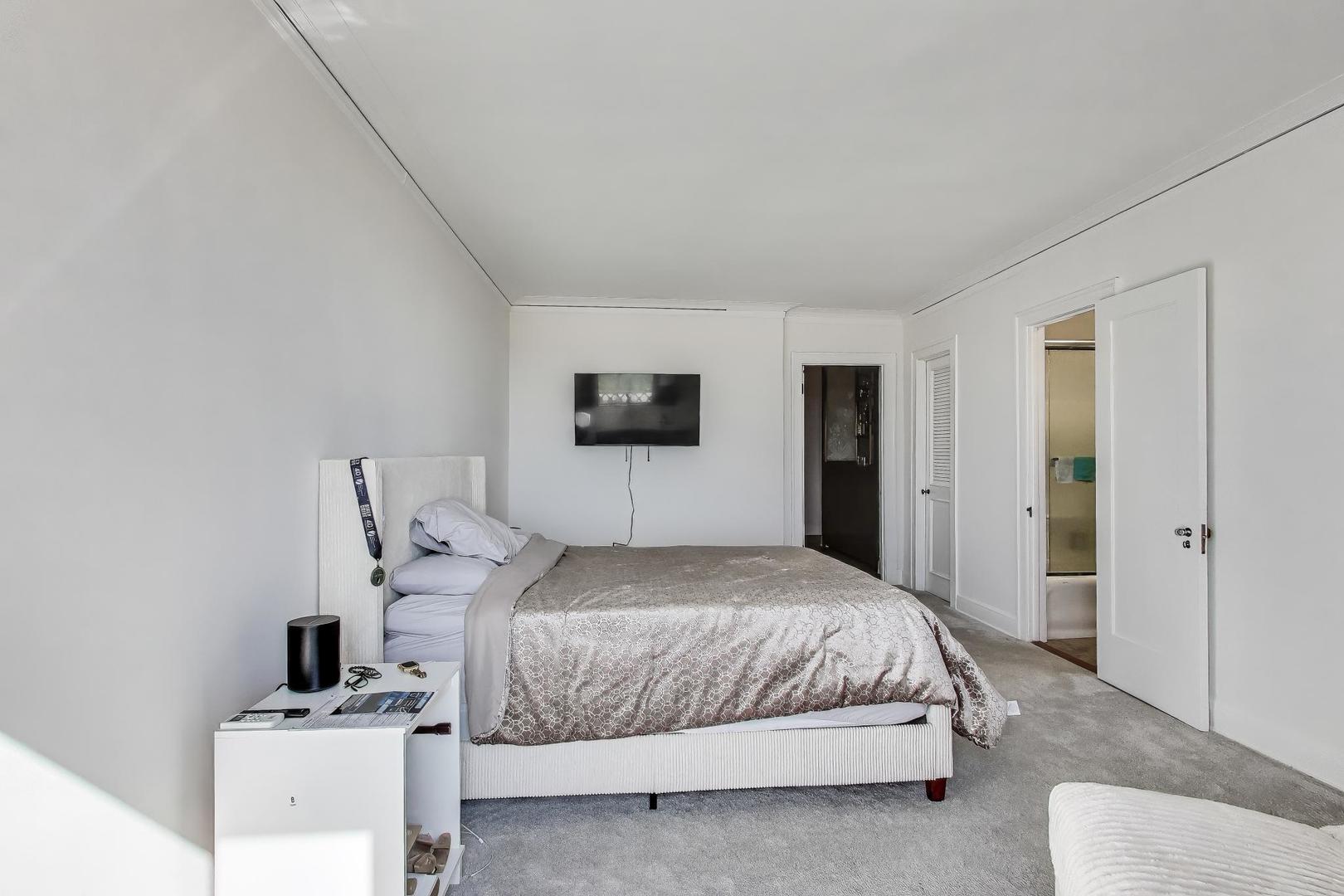 5555 S Everett Avenue Unit: E10
