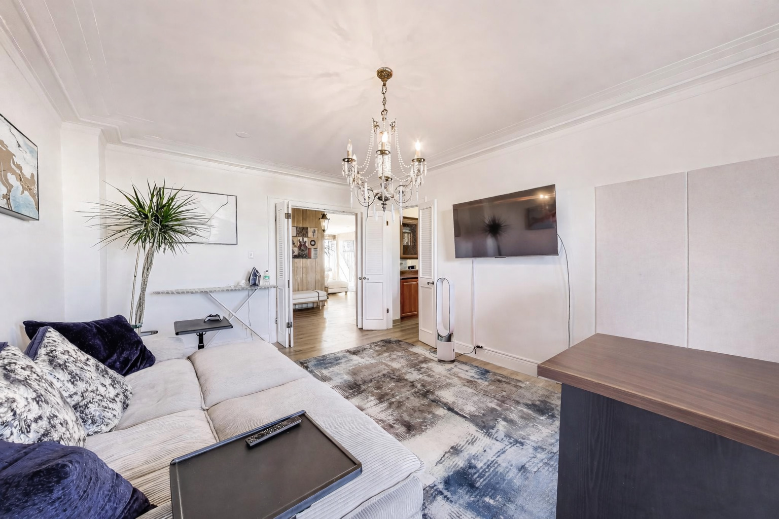 5555 S Everett Avenue Unit: E10