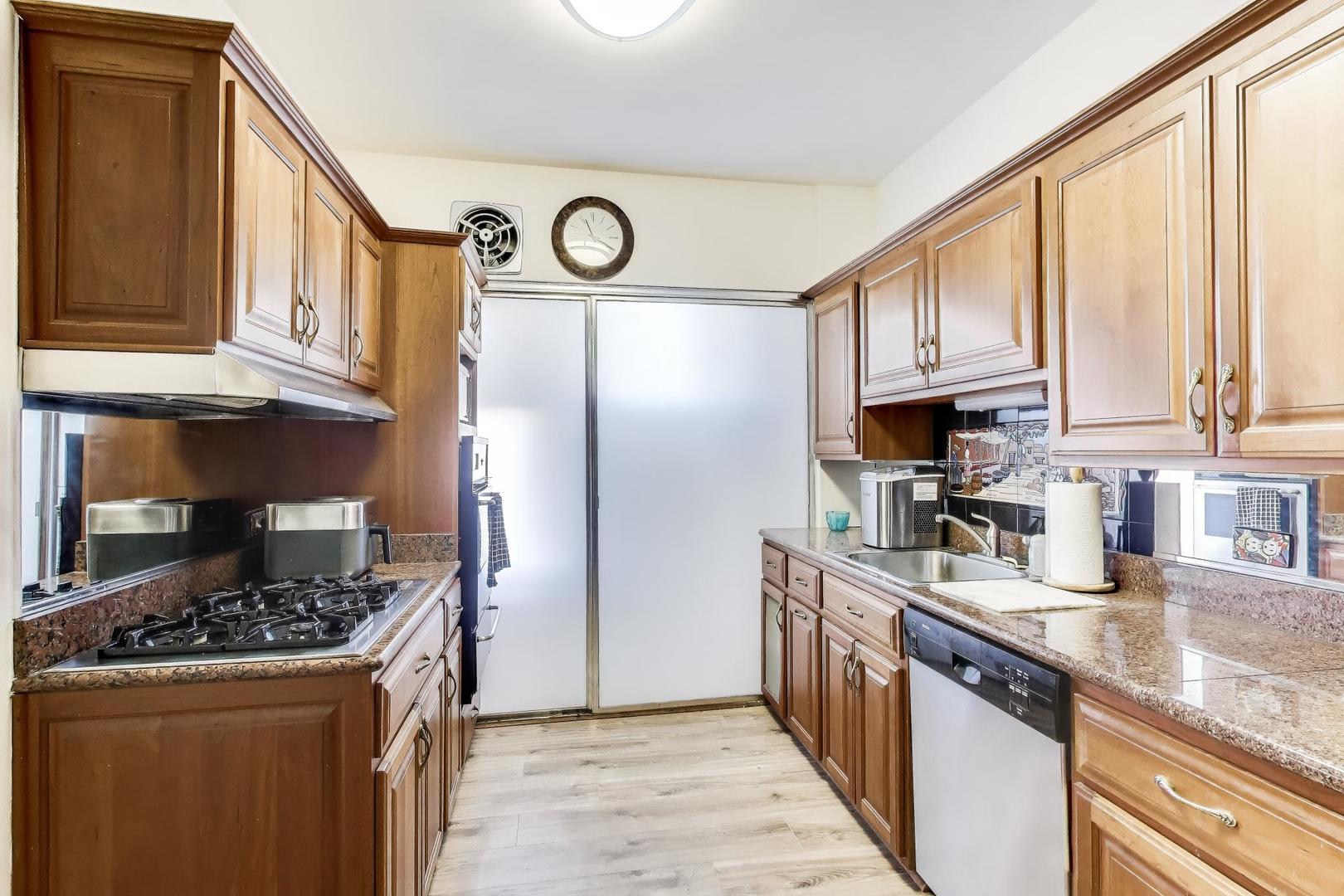 5555 S Everett Avenue Unit: E10