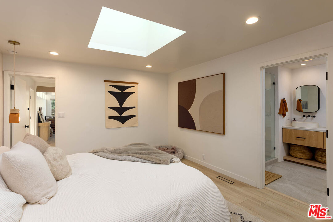 1906 N Beverly Glen Blvd