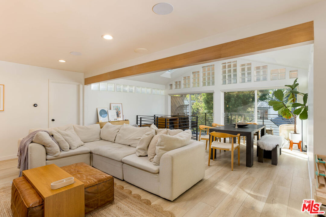 1906 N Beverly Glen Blvd