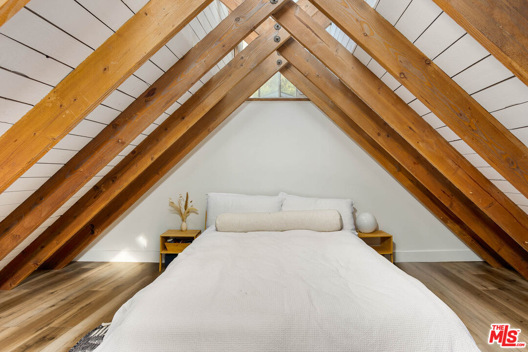 1906 N Beverly Glen Blvd