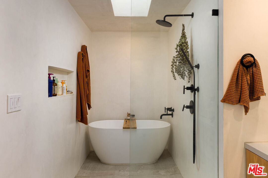 1906 N Beverly Glen Blvd