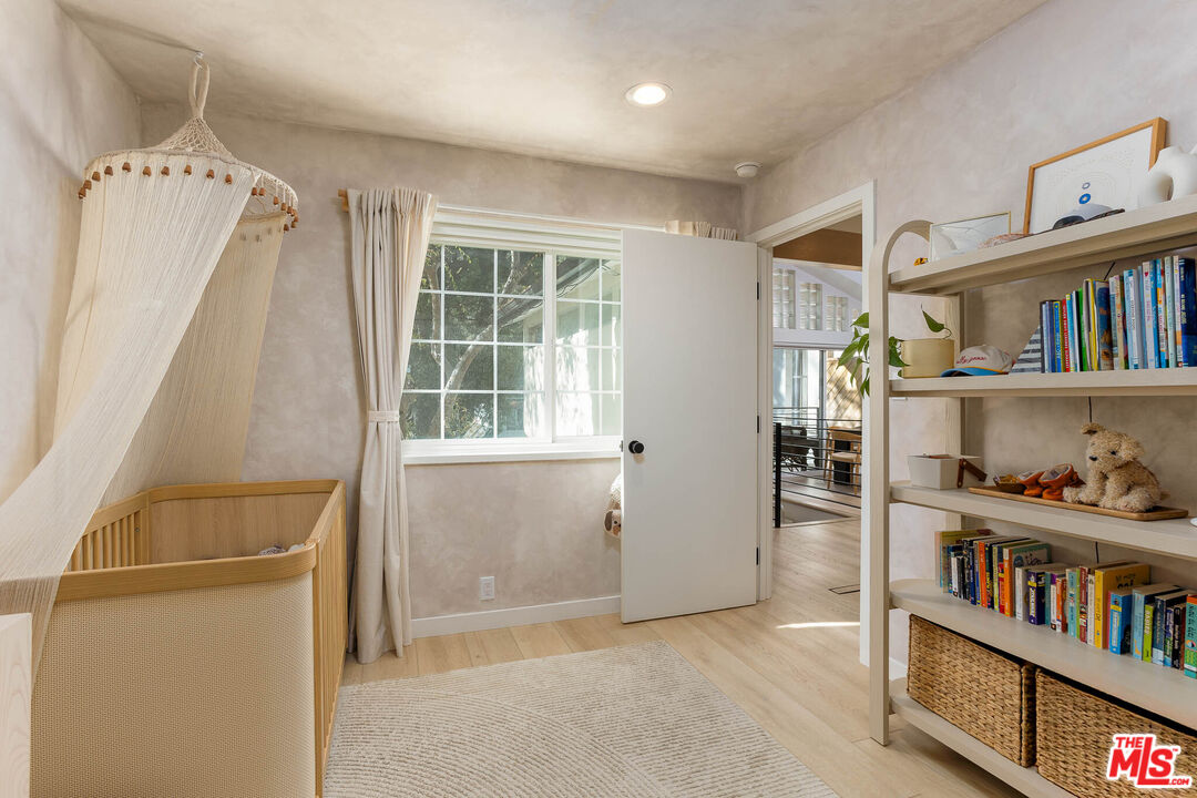 1906 N Beverly Glen Blvd