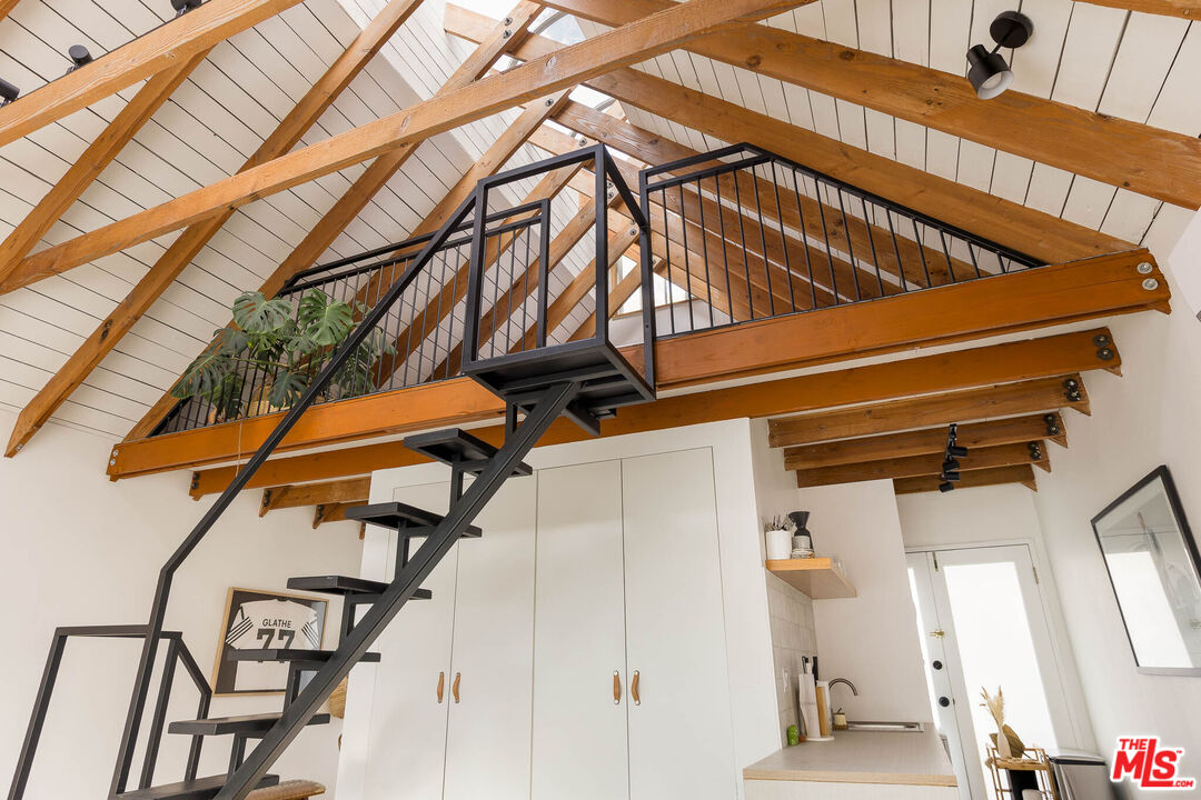 1906 N Beverly Glen Blvd