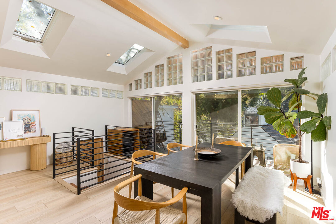 1906 N Beverly Glen Blvd