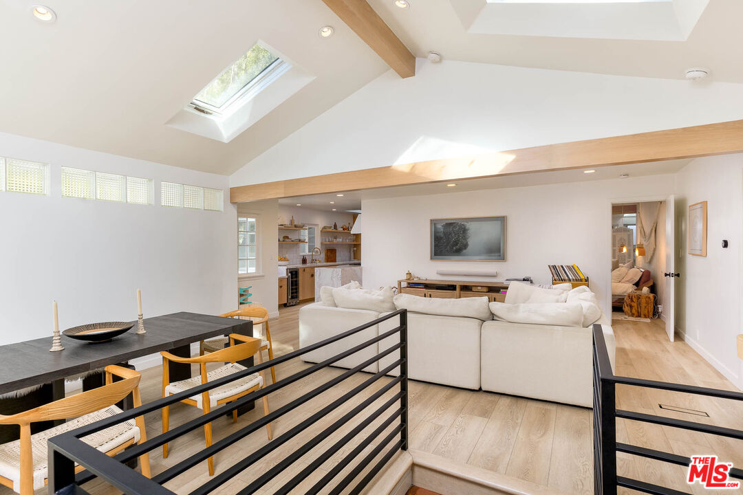 1906 N Beverly Glen Blvd