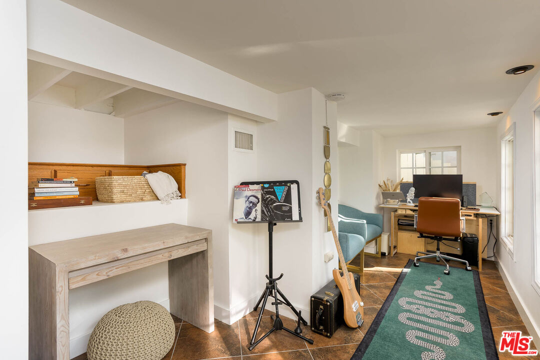 1906 N Beverly Glen Blvd