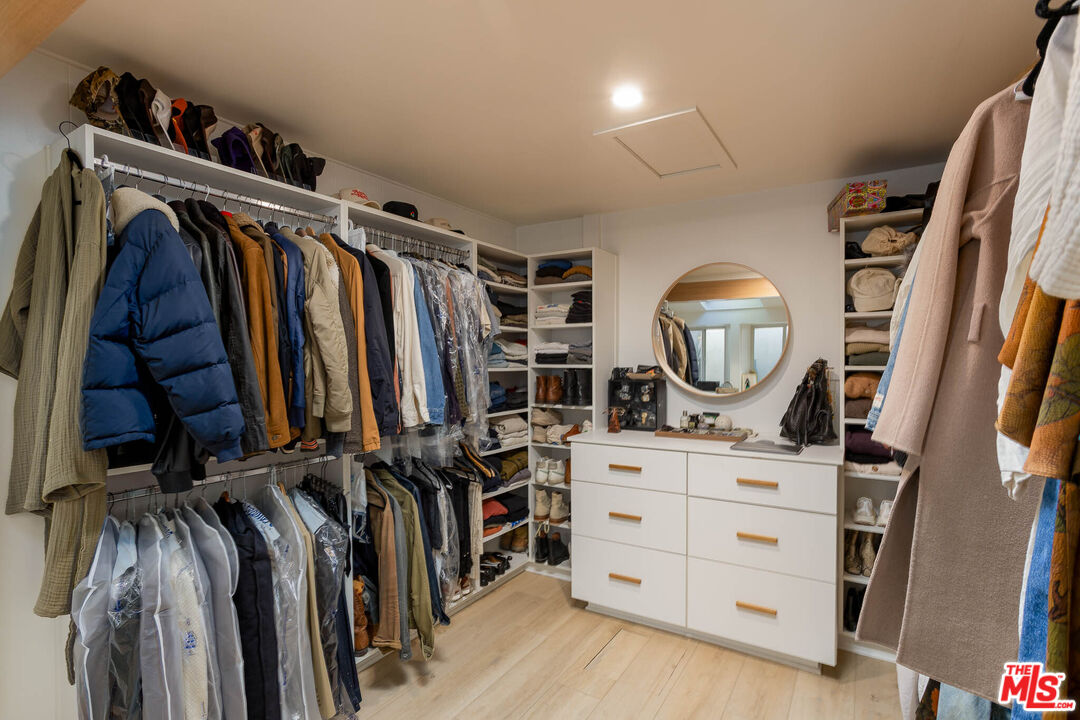 1906 N Beverly Glen Blvd