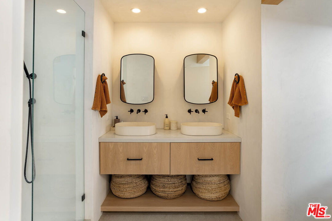 1906 N Beverly Glen Blvd