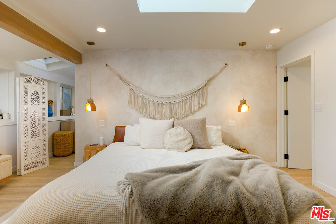 1906 N Beverly Glen Blvd