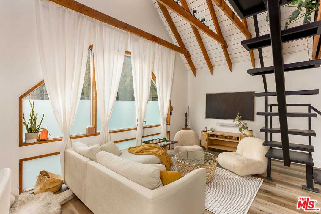 1906 N Beverly Glen Blvd