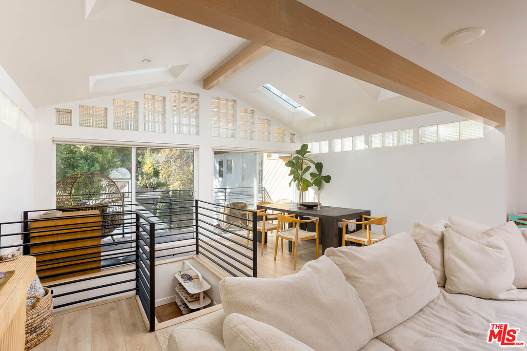 1906 N Beverly Glen Blvd