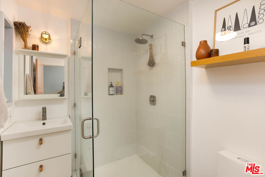 1906 N Beverly Glen Blvd