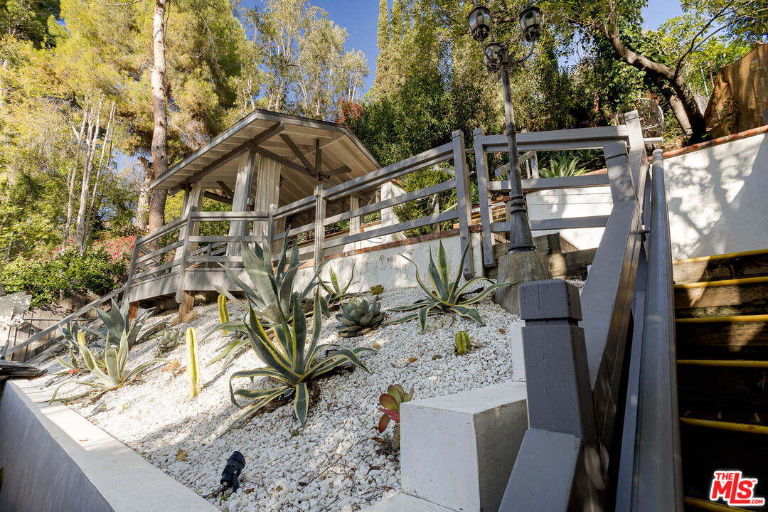 1906 N Beverly Glen Blvd