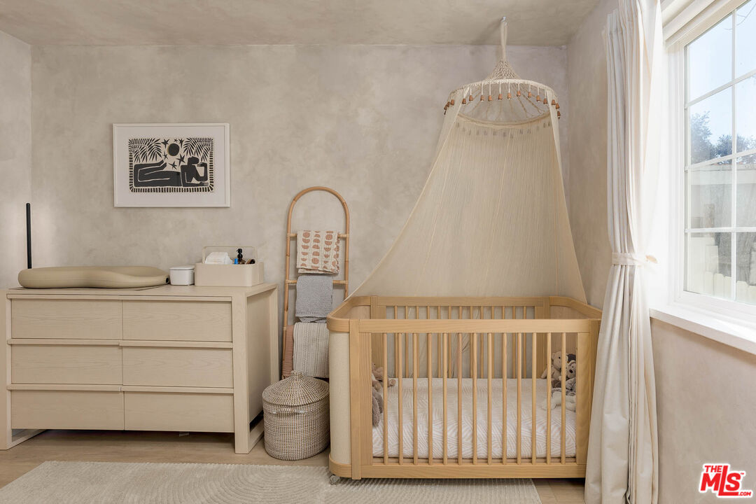 1906 N Beverly Glen Blvd