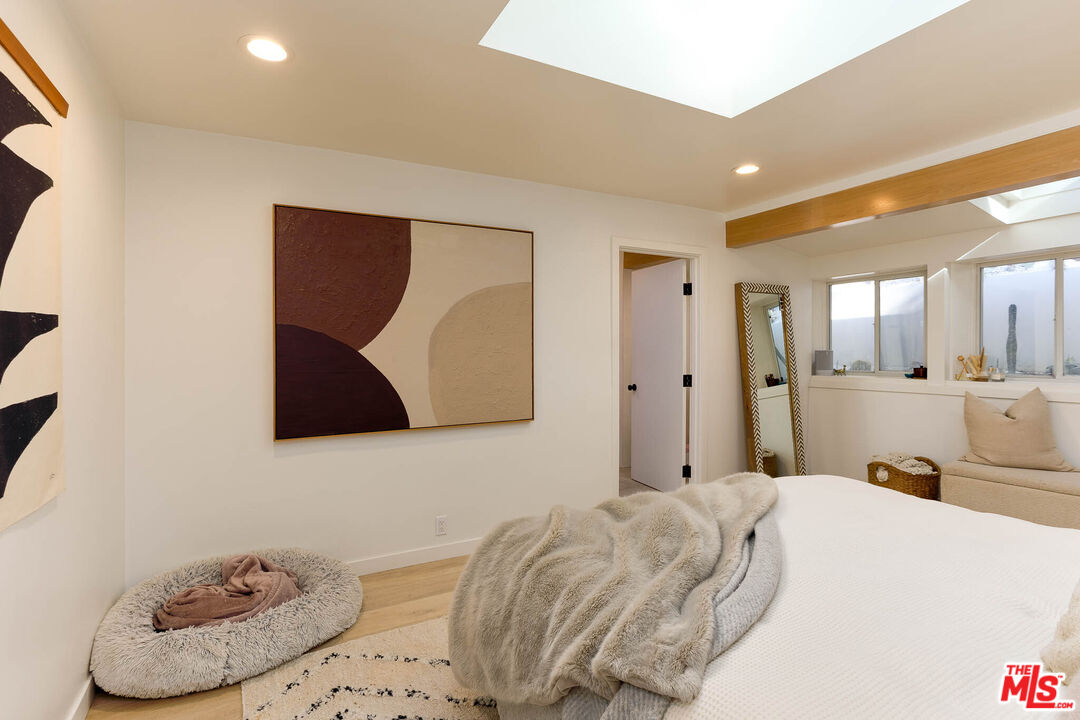 1906 N Beverly Glen Blvd