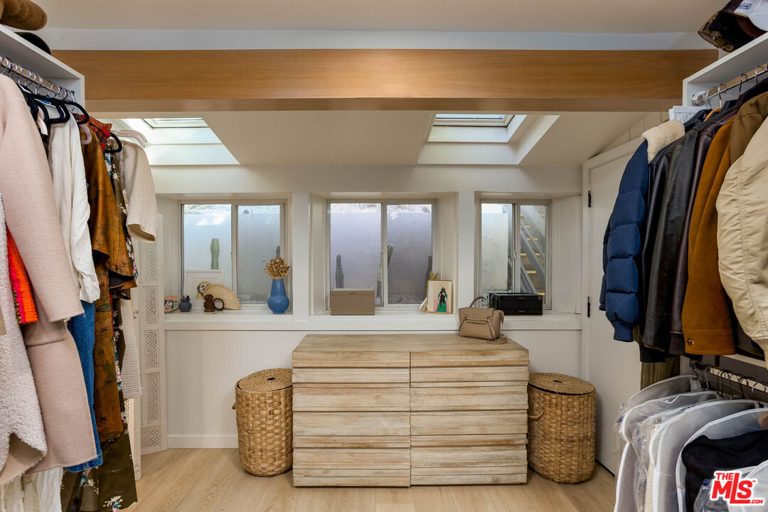 1906 N Beverly Glen Blvd