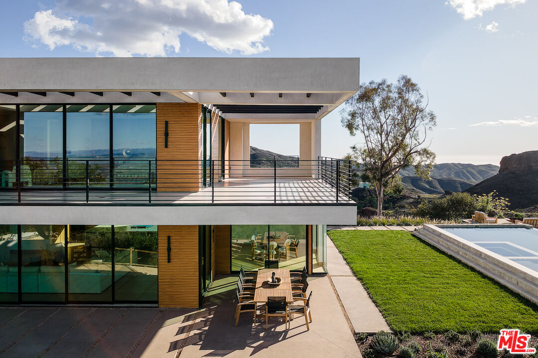 32180 Mulholland Hwy