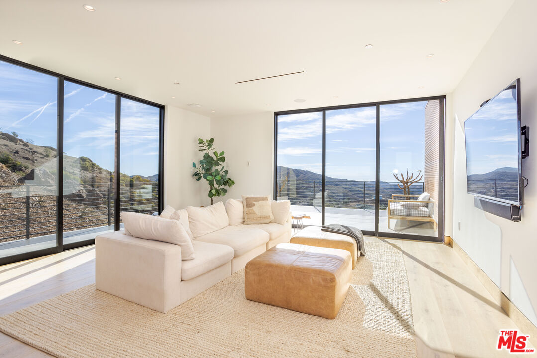 32180 Mulholland Hwy