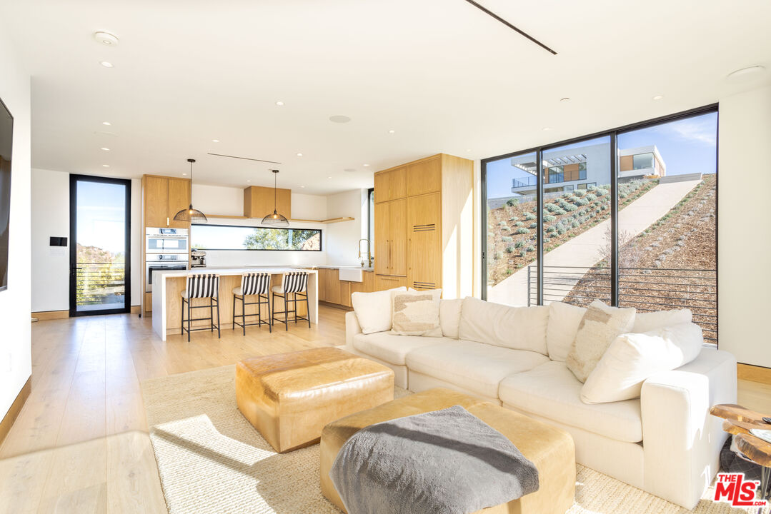 32180 Mulholland Hwy