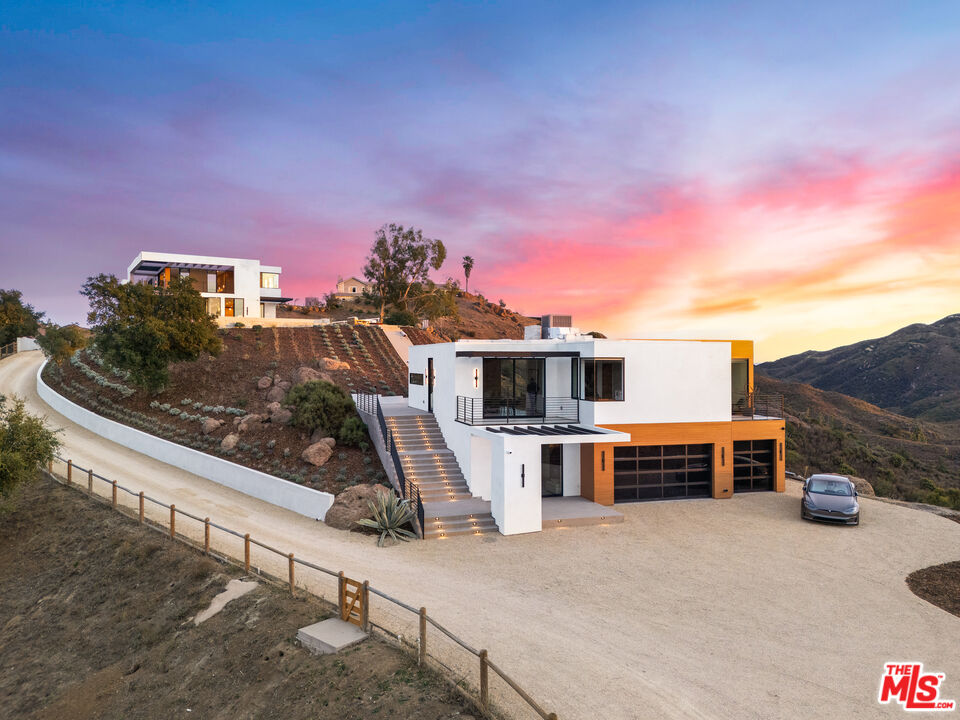 32180 Mulholland Hwy Unit: 1/2