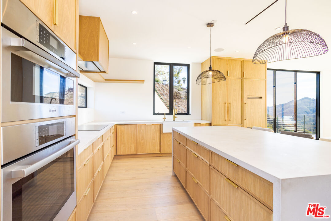 32180 Mulholland Hwy Unit: 1/2