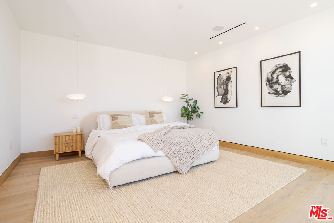 32180 Mulholland Hwy Unit: 1/2