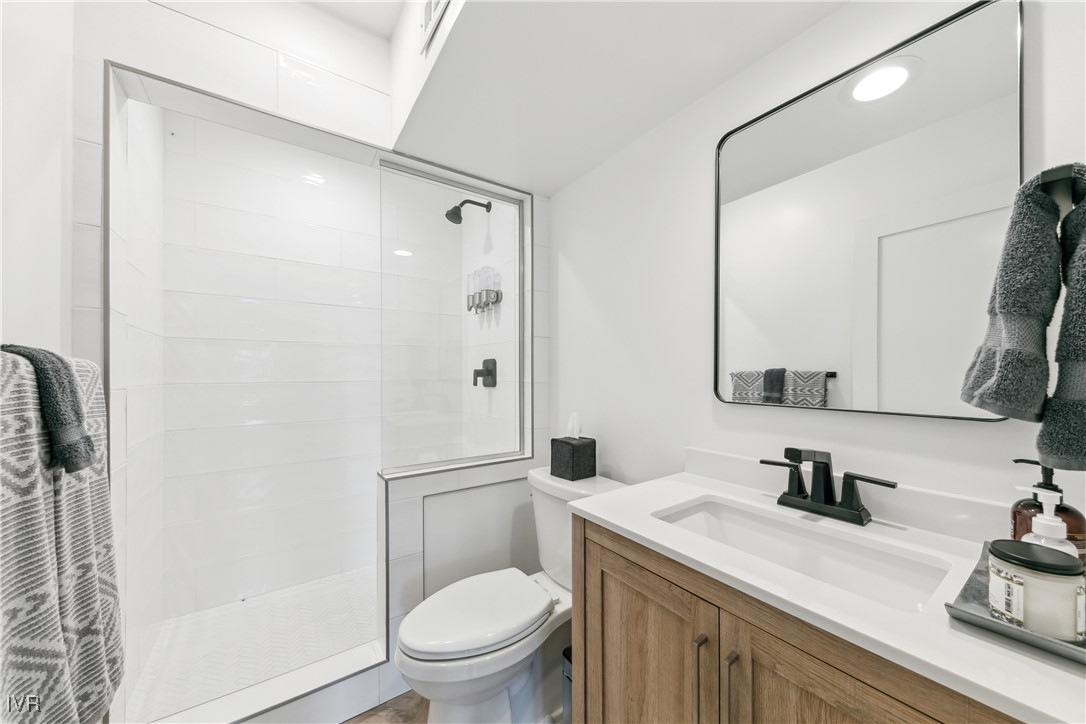 725 Fairview Boulevard 5