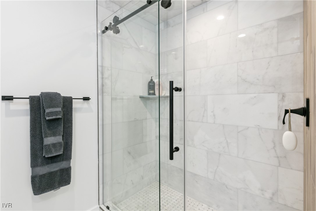 725 Fairview Boulevard 5