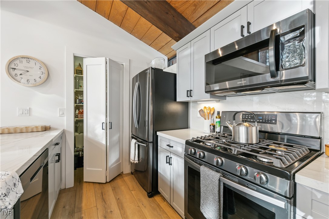 725 Fairview Boulevard 5