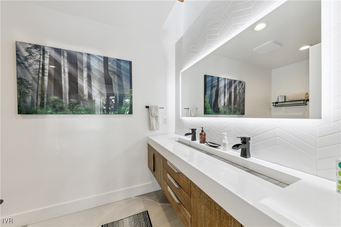 725 Fairview Boulevard 5