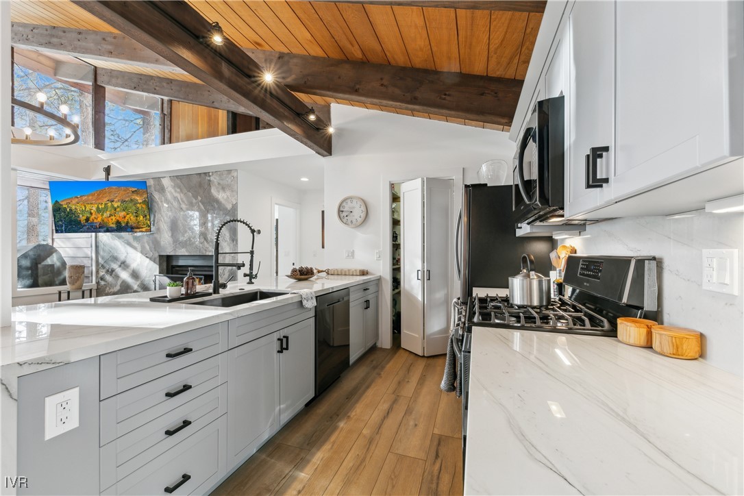 725 Fairview Boulevard 5