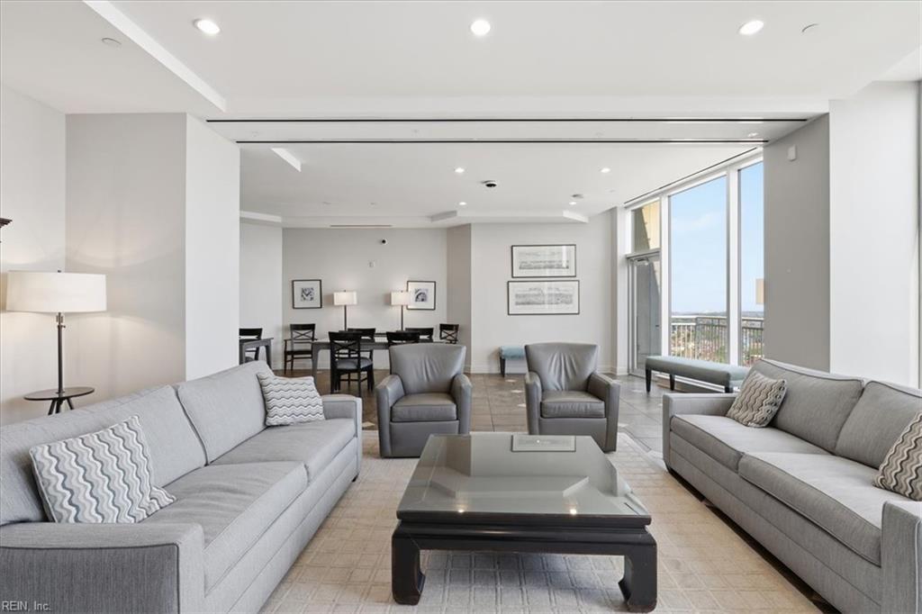 4545 Commerce ST 1904